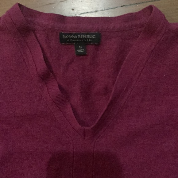 Banana Republic merino wool Women's V-Neck Sweater - Magenta - Picture 3 of 3